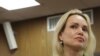 Mantan pegawai stasiun televisi pemerintah Rusia, Marina Ovsyannikova, menghadiri persidangan di gedung pengadilan Moskow, Rusia, pada 28 Juli 2022. (Reuters/Evgenia Novozhenina)