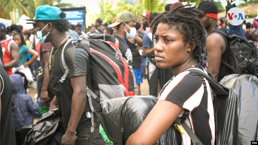 Los migrantes empacan sus pertenencias personales en bolsas plásticas para atravesar el golfo de Urabá. En temporada de lluvia las olas pueden superar los 10 metros de altura.