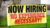 Un cartel de la empresa minorista Channel Control Merchants LLC en Hattiesburg, Mississippi, anuncia que está contratando empleados sin experiendia en el giro el 27 de marzo de 2021.