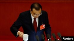 中國國務院總理李克強在2022年的人大會議上作政府工作報告。