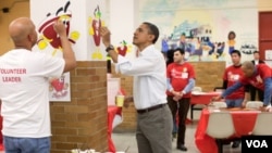 El presidente Barack Obama participó en la tarea social durante el cumpleaños de la primera dama, ayudando a pintar una escuela en Washington.