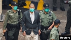 遭港府關押近四年的香港民主派媒體大亨、壹傳媒創辦人黎智英星期三首次出庭作證。圖為黎智英在被指控違反《國家安全法》後被押上囚車。 (路透：2020年12月12日)