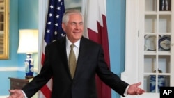 Menlu AS, Rex Tillerson, memberikan isyarat saat menjawab pertanyaan wartawan saat melakukna rapat dengan Menlu Qatar, Sheikh Mohammed bin Abdulrahman Al Thani di Deplu AS di Washington (foto: AP Photo/Manuel Balce Caneta)