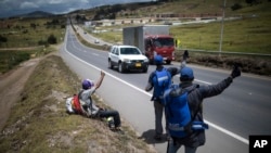 Migrantes venezolanos piden que los lleven hacia la capital, en Tunja, Colombia, el 6 de octubre de 2020.