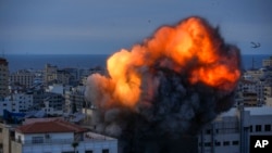 El fuego y el humo se elevan tras un ataque aéreo israelí en la ciudad de Gaza, el domingo 8 de octubre de 2023.