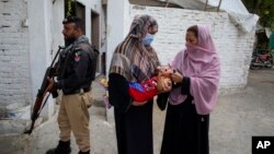 عکس آرشیف از یک برنامهٔ تطبیق واکسین پولیو در پاکستان