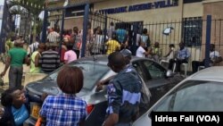 A Libreville, devant la Postebank, le 23 août 2016. (VOA/Idriss Fall)