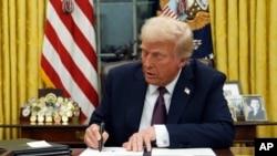دونالد ترمپ، رییس جمهور جدید امریکا، حین امضای فرمان‌های اجرایی