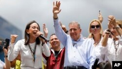 委内瑞拉反对派领袖玛丽亚·科里纳·马查多(Maria Corina Machado，左)和反对派总统候选人埃德蒙多·冈萨雷斯(Edmundo Gonzalez)在首都加拉加斯的一场活动中向支持者讲话。他们抗议宣布现任总统尼古拉斯·马杜罗胜选的官方总统选举结果。(2024年7月30日)