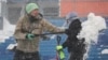 Trabajadores retiran la nieve del Estadio Highmark de Orchard Park, Nueva York., el domingo 14 de enero de 2024.