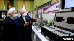 2021年4月10日，伊朗總統哈桑·魯哈尼（Hassan Rouhani）在德黑蘭的國家和能源日參觀伊朗取得的新成就。 （資料照）