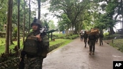 Philippine troops arrive at their barracks to reinforce fellow troops following the siege by Muslim militants, on the outskirts of Marawi city in the southern Philippines, May 24, 2017.