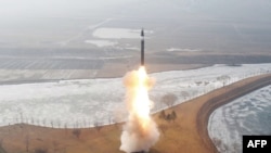 ဇန်နဝါရီ ၆ ရက်မှာရိုက်ပြီး ၇ ရက်မှာ မြောက်ကိုရီးယားအစိုးရသတင်းဌာန KCNA က ထုတ်လွှင့်တဲ့ အဆင့်မြင့် Hypersonic ပဲ့ထိန်း မစ်ဇိုင်းဒုံးတစင်း လွှတ်တင်နေပုံ။ (ဇန်နဝါရီ ၇၊ ၂၀၂၅