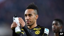 Pierre-Emerick Aubameyang applaudissant après un match de Bundesliga contre Cologne, Allemagne le 10 décembre 2016. 