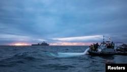 Marineros asignados al Grupo 2 de Eliminación de Artefactos Explosivos recuperan el globo chino de vigilancia que fue derribado por EEUU durante el fin de semana frente a la costa de Myrtle Beach, Carolina del Sur, EEUU, el 5 de febrero de 2023.