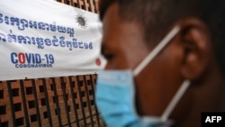 រូបឯកសារ៖ បុរសម្នាក់ពាក់ម៉ាស់ដើម្បីទប់ស្កាត់ការឆ្លងជំងឺកូវីដ១៩ នៅមុខមន្ទីរពេទ្យមួយកន្លែង នៅរាជធានីភ្នំពេញ កាលពីថ្ងៃទី២៩ ខែកញ្ញា ឆ្នាំ២០២០។