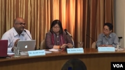 លោក Jerald Joseph (ឆ្វេង) ថ្លែង​នៅ​ឯ​សន្និសីទ​កាសែត​​មួយ​កាល​ពី​ថ្ងៃ ទី​២ ខែ​មេសា ឆ្នាំ​២០១៥ អំពី​វេទិកា​​ពលរដ្ឋ​អាស៊ាន​នៅ​ពេល​ខាង​មុខ​ក្នុង​វត្តមាន​អ្នកស្រី Sunsanee Sutthisunsanee (ឆ្វេង)។ (Steve Herman/VOA News)