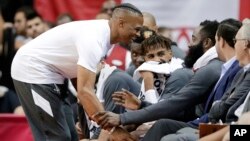 Russell Westbrook, à gauche, plaisantant avec James Harden, Houston, Texas, le 30 septembre 2019. 