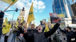 Млади слават носејќи слики од убиениот лидер на Хезболах Хасан Насрала во Бејрут по прекинот на огнот меѓу Израел и Хезболах кој стапи на сила на 27 ноември 2024 година