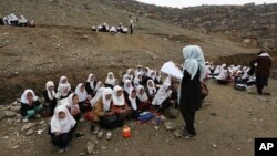 یک صنف درسی در فضای باز (عکس از آرشیف)