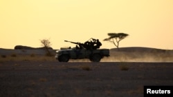 Des soldats du Polisario à Bir Lahlou, dans le Sahara occidental, le 9 septembre 2016.