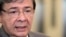 El ministro de Relaciones Exteriores de Colombia, Carlos Holmes Trujillo, dice que su país no puede hacer frente a la creciente ola de migrantes venezolanos.