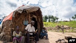 Watu waliokimbia vita wameketi katika kambi huko Komanda, mkoa wa Ituri, mashariki mwa Jamhuri ya Kidemokrasia ya Congo, Agosti 30, 2023.AFP
