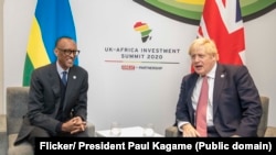 Rais Paul Kagame (kushoto) na Waziri Mkuu Boris Johnson walipokutana katika mkutano wa uwekezaji London, Uingereza, 20 January 2020