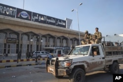 Pobunjenici na međunarodnom aerodromu u Alepu. (Foto: AP/Omar Albam)