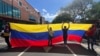 Venezolanas alzan una bandera de su país durante una protesta el 9 de enero de 2025.
