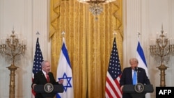 Rais wa Marekani Donald Trump (kulia) akimsikiliza Waziri Mkuu wa Israel Benjamin Netanyahu wakati wa mkutano na waandishi wa habari katika ukumbi wa East Room wa White House Washington, DC, on Februari 4, 2025.