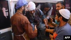 Ranjenog Avganistanca dovode u bolnicu nakon napada bombom postavljenom pored puta koja je pogodila putnički autobus, u Heratu, 31. jula 2018.