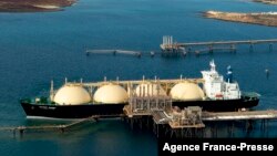Arhiva - Tanker za prevoz prirodnog tečnog gasa, na terminalu za punjenje na severu zapadne Australije (AFP photo/ HO / Woodside Energy LTD)