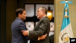 Ngoại trưởng Mỹ Marco Rubio, trái, và Tổng thống Guatemala Bernardo Arevalo, sau cuộc họp báo chung tại Dinh Quốc gia ở Guatemala City, ngày 5/2/2025.