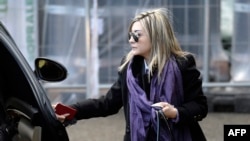 (FILES) Luna Chebel (Shibl), a member of the Syrian government delegation arrives to meet UN-Arab League envoy for Syria Lakhdar Brahimi on January 24, 2014 at the "Geneva II" peace talks in Geneva.