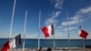 Les drapeaux français en berne en mémoire des victimes deux jours après l'attentat du 14 juillet à Nice, France, le 15 juillet 2016.