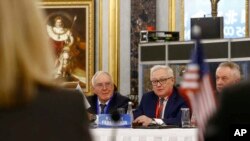 Archivo - El viceministro de Relaciones Exteriores de Rusia, Sergey Ryabkov, (centro) encabeza la delegación rusa en una reunión en Beijing el 30 de enero de 2019. 