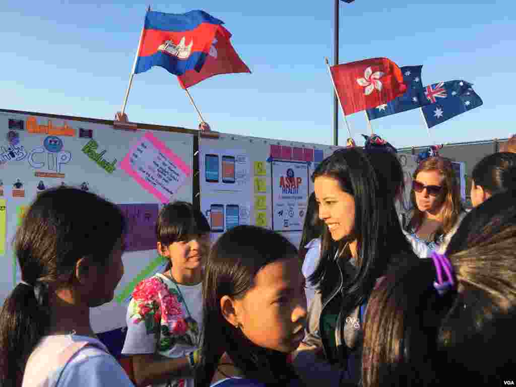 កញ្ញា Pauline Seng ជា​ខ្មែរ​អាមេរិកាំង​និង​ជា​អ្នក​គ្រប់គ្រង​កម្មវិធី​មួយ​រូប​នៅ​ក្រុមហ៊ុន Google ជជែក​ជាមួយ​កុមារី​ទាំង​៥​ដែល​បាន​បង្កើត​កម្មវិធី​លក់​ផលិត​ខ្មែរ​តាម​ទូរស័ព្ទ Cambodia Identity Product នៅ​បញ្ជរ​របស់​ពួក​គេ​​ក្បែរ​​​​យុវតី​ពី​ប្រទេស​ឥណ្ឌា​និង​ក្រុង​ហុងកុង ខណៈ​ដែល​ពួក​គេ​កំពុង​រង់​ចាំ​វេន​ដើម្បី​ធ្វើ​ការ​បង្ហាញ​កម្មវិធី​នេះ (Pitch) ជា​ចុង​ក្រោយ​នៅ​ក្នុង​​​​​ការ​ប្រកួត​ផ្តាច់​ព្រ័ត្រ​ Technovation Challenge World Pitch Summit នៅ​ទី​ស្នាក់ការ​កណ្តាល​ក្រុមហ៊ុន Google នៅ​ក្រុង Mountain View រដ្ឋ​កាលីហ្វរញ៉ា សហរដ្ឋ​អាមេរិក កណ្តាល​តំបន់​បច្ចេកវិទ្យា Silicon Valley រដ្ឋ​​កាលីហ្វ័រញ៉ា កាល​ពី​ថ្ងៃ​ព្រសហ្បតិ៍​ទី​១០ ខែ​សីហា ឆ្នាំ​២០១៧។ (សឹង សុផាត/VOA)