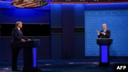 រូបឯកសារ៖ បេក្ខជនប្រធានាធិបតីនៃបក្សប្រជាធិបតេយ្យលោក Joe Biden និង​បេក្ខជន​ប្រធានាធិបតី​នៃ​បក្ស​សាធារណរដ្ឋ​លោក Donald Trump ជជែក​ដេញដោល​គ្នា​នៅ​ទីក្រុង Nashville រដ្ឋ Tennessee កាលពីថ្ងៃទី២២ ខែតុលា ឆ្នាំ២០២៤។ 