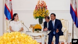 តារា​ភាពយន្តហូលីវូដ Angelina Jolie ស្តាប់​លោក​នាយក​រដ្ឋ​មន្ត្រី ហ៊ុន សែន (ស្តាំ) ក្នុង​កិច្ច​ជំនួប​មួយ​នៅ​វិមាន​សន្តិភាព​នៅ​រាជធានី​ភ្នំពេញ កាល​ពី​ថ្ងៃ​ព្រហស្បតិ៍ ទី១៧ ខែ​កញ្ញា ឆ្នាំ​២០១៥។ លោក​ស្រី Angelina Jolie បាន​​ចាប់​ផ្តើម​គម្រោង​ថត​ខ្សែ​ភាពយន្ត​របស់​ក្រុមហ៊ុន Netflix របស់​អាមេរិក ដែល​ខ្សែភាព​យន្ត​នេះផ្អែក​​លើ​សៀវភៅ «‍មុនដំបូងខ្មែរ​ក្រហម​សម្លាប់​ប៉ា​​របស់​ខ្ញុំ៖ ការ​ចងចាំ​របស់​កុមារី​កម្ពុជា​ម្នាក់» ដែល​ជា​សៀវភៅ​ប្រវត្តិ​ផ្ទាល់​ខ្លួន​របស់​លោកស្រី លឿង អ៊ឹង ដែល​រៀបរាប់​អំពី​កុមារភាព​របស់​លោកស្រី​ក្នុង​អំឡុង​របប​ខ្មែរ​ក្រហម។ (AP/Heng Sinith)