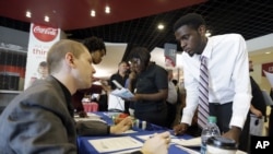 Безробітний (справа) розмовляє із спеціялістом про можливість працевлаштування (архівне фото)