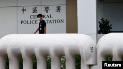 香港民主活動人生黃之鋒獲保釋後離開香港警署，他因被控參加去年未獲警方批准的集會而被捕。（2020年9月24日）