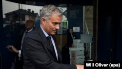 Jose Mourinho quitte le tribunal dans le nord de Londres, Angleterre, le 7 juin 2016