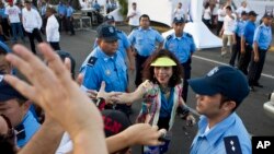 ARCHIVO - La vicepresidente Rosario Murillo, saluda a sus simpatizantes durante la conmemoración del 35 aniversario del Frente Sandinista de Liberación Nacional. Foto AP/Esteban Félix