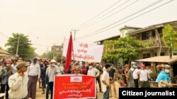 แฟ้มภาพ: กลุ่มผู้ประท้วงต่อต้านรัฐประหารขณะชุมนุมในเมืองกอลิน รัฐสะกาย ประเทศเมียนมา เมื่อวันที่ 21 มีนาคม 2021