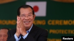 រូបឯកសារ៖ លោកនាយករដ្ឋមន្ត្រី ហ៊ុន សែន ចូលរួមពិធីសម្ពោធគម្រោង​ការពារ​គ្រោះទឹកជំនន់មួយដែលឧបត្ថម្ភដោយរដ្ឋាភិបាលជប៉ុន នៅរាជធានីភ្នំពេញ ថ្ងៃទី៤ ខែមីនា ឆ្នាំ២០១៩។