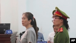 Phiên tòa xét sử Nguyễn Ngọc Như Quỳnh, tức Mẹ Nấm, một blogger có nhiều hoạt động tranh đấu cho chủ quyền biển đảo và môi trường. Tòa án nhân dân tỉnh Khánh Hòa tuyên án bà 10 năm tù giam nhưng các nhà tranh đấu trong nước đều không coi trọng bản án này.