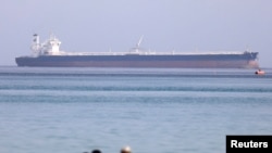 资料照片：一艘油轮准备驶入苏伊士运河。(2020年9月25日)