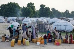 FILE - Watu waliokimbia makazi yao kutokana na tishio la Boko Haram wakisubiri kuchota maji katika kambi ya Muna Maiduguri, Nigeria, Aug. 30, 2016.