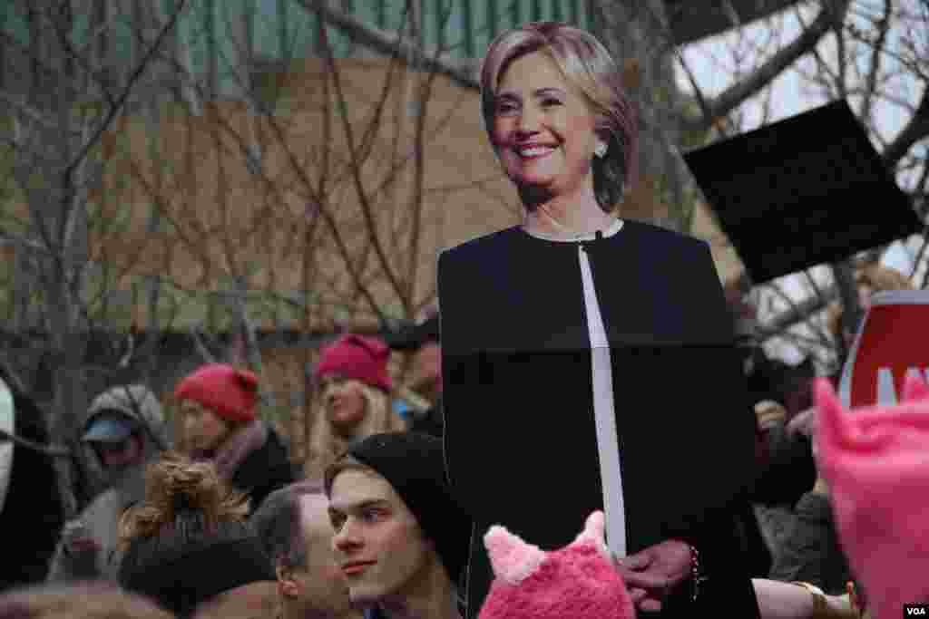 ក្បួន​ដង្ហែរ​ស្ត្រី​ឬ​ដែល​ហៅថា «Women's March‍» នៅ​ក្នុង​រដ្ឋធានី វ៉ាស៊ីនតោន កាលពី​ថ្ងៃទី២១ ខែ​មករា ឆ្នាំ២០១៧។ (រូបថត​ដោយ ស្រេង លក្ខិណា/VOA Khmer)